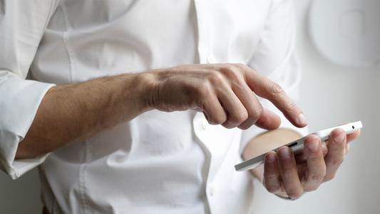 Man met telefoon
