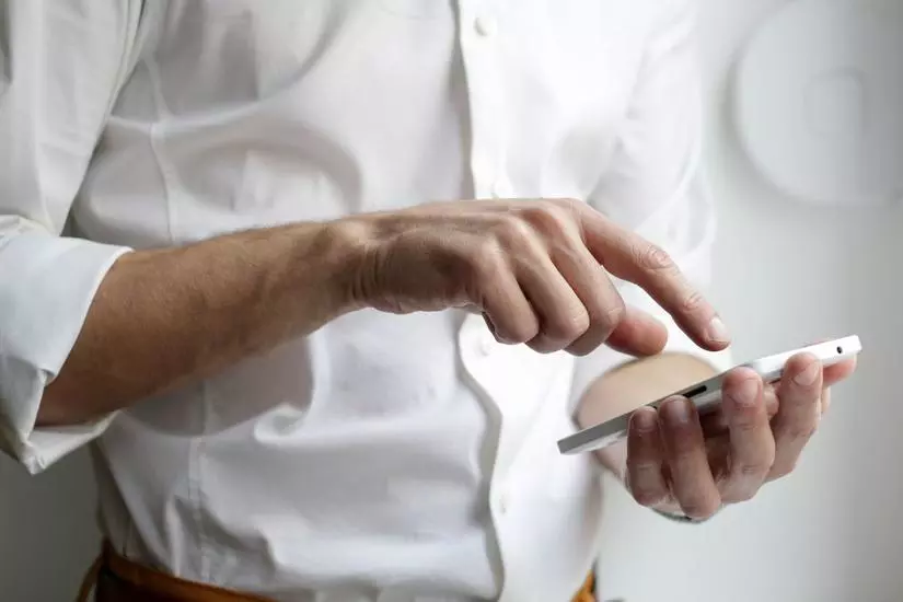 Man met telefoon