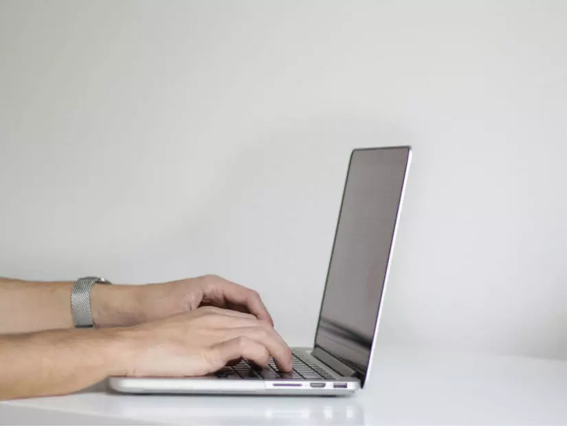handen op computer