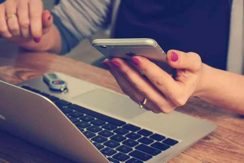 Vrouw met een computer en gsm